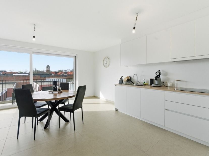À vendre : appartement récent et économe en énergie au centre dIzegem, à quelques pas des écoles et des transports en commun. Construit en 2021, cet a