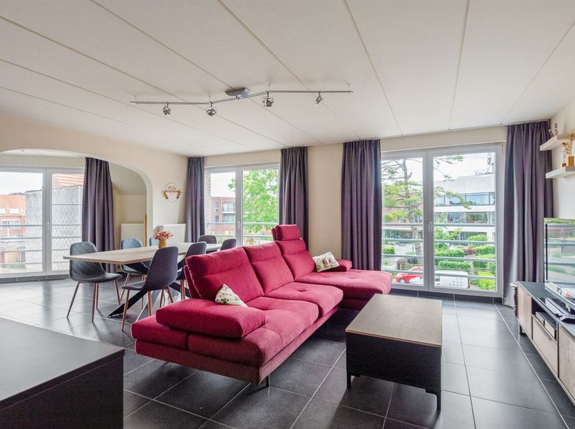 Openhuizendag op zaterdag 13 juni van 14u00 - 15u00.<br />
Instapklaar appartement met twee slaapkamers <br />
Ligging:<br />
Gelegen in een rustige e