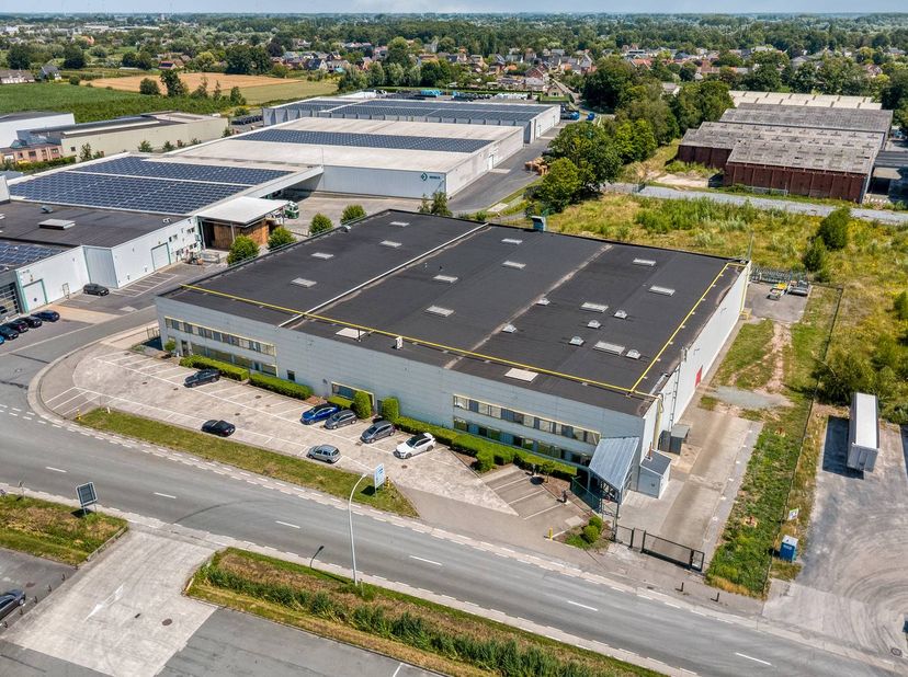 Deze industriële site te huur is gelegen in Industriezone De Stookte in Wetteren, en combineert een ruime werkplaats, een verhard buitenterrein en rui