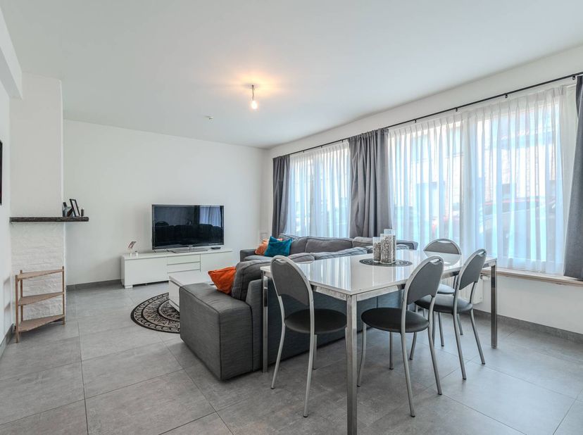 Dit ruim appartement met twee slaapkamers te koop is gelegen op het gelijkvloers van de Residentie Schapenstraat te Stene (Oostende). Dankzij het guns