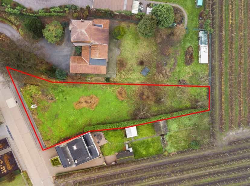 In Rosmeer is deze half open bouwgrond te koop en bestaande uit lot 1 en lot 2.  Het perceel is rustig gelegen met een vrij zicht naar de achterliggen