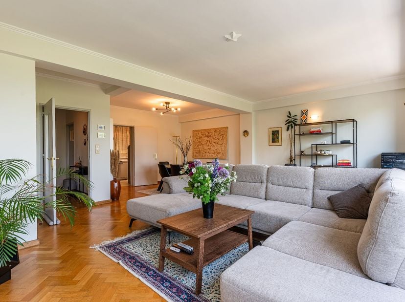 Ligging<br />
Op de Franklin Rooseveltlaan, een zeer gegeerde locatie in Gent, vindt u dit ruim appartement met 2 slaapkamers (bvo van 124 m²) . Geleg