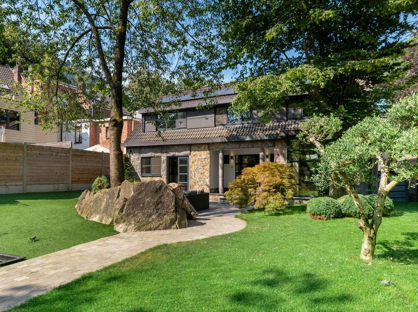 Op een uitstekende locatie te Edegem bevindt zich deze instapklare woning met 4 slaapkamers en geheel aangelegde tuin. U geniet hier van een centrale