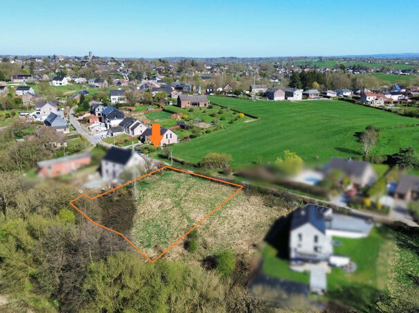 Magnifique parcelle de terrain denviron 2.550 m² en zone d'habitat à caractère rural et une petite partie en zone agricole à l'arrière du terrain, sit