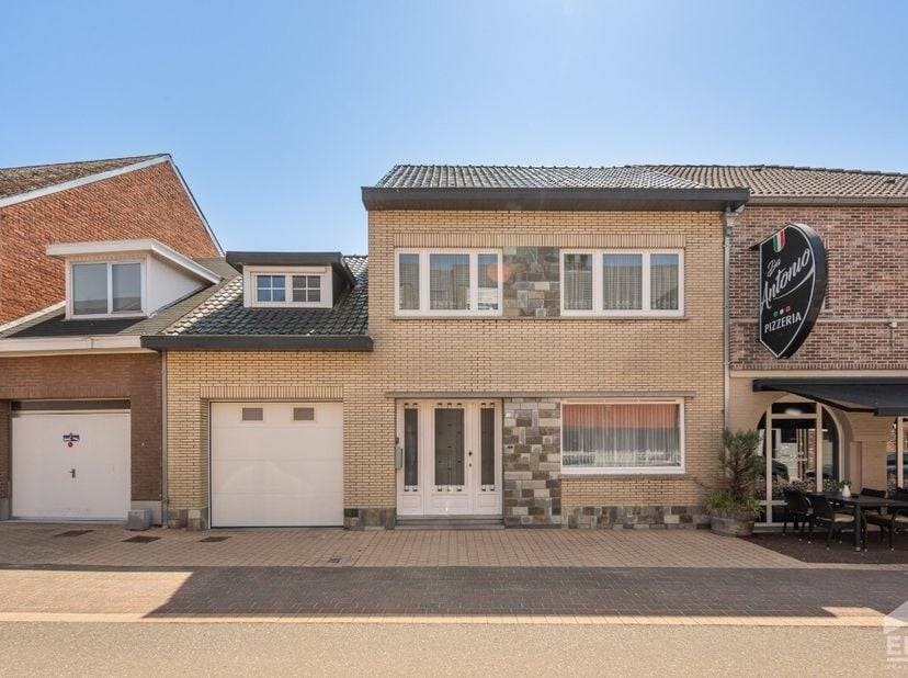 Instapklare gezinswoning met 3 à 4 slaapkamers, inpandige garage en mooie tuin in het centrum van Nieuwerkerken. Meer info via: Ruime gezinswoning met