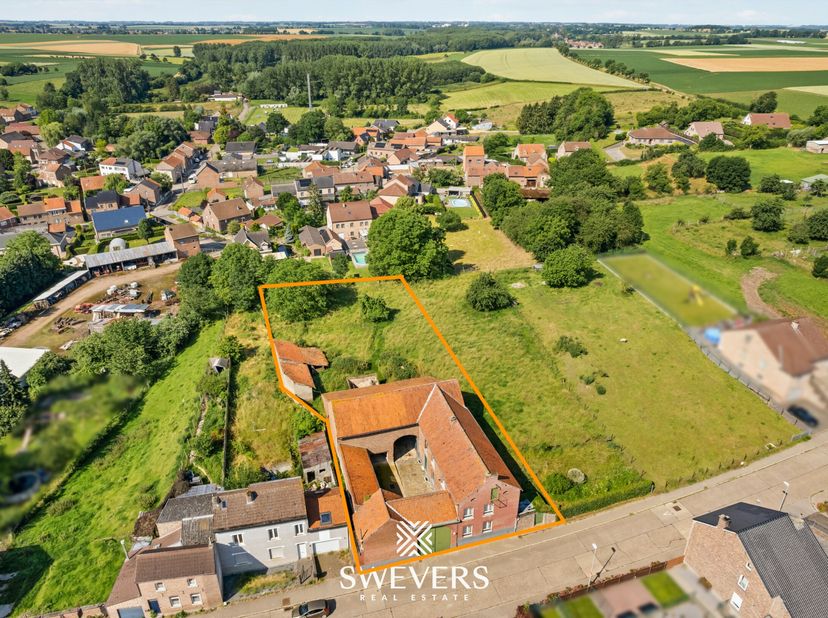 Voor meer info en fotos, surf naar www.swevers.be  Authentieke hoeve met uitzonderlijk potentieel op een perceel van 17a 20ca in Tongeren-Borgloon. De