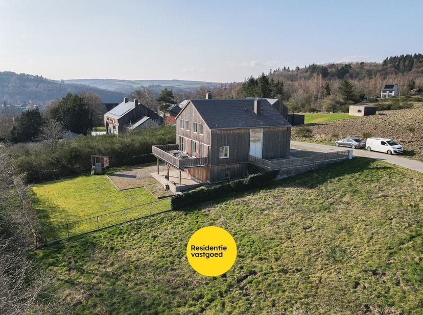Op een rustige, groene locatie in het charmante La Roche-en-Ardenne bevindt zich “Beaubois”, een alleenstaande woning op een prachtig perceel. Hier ge