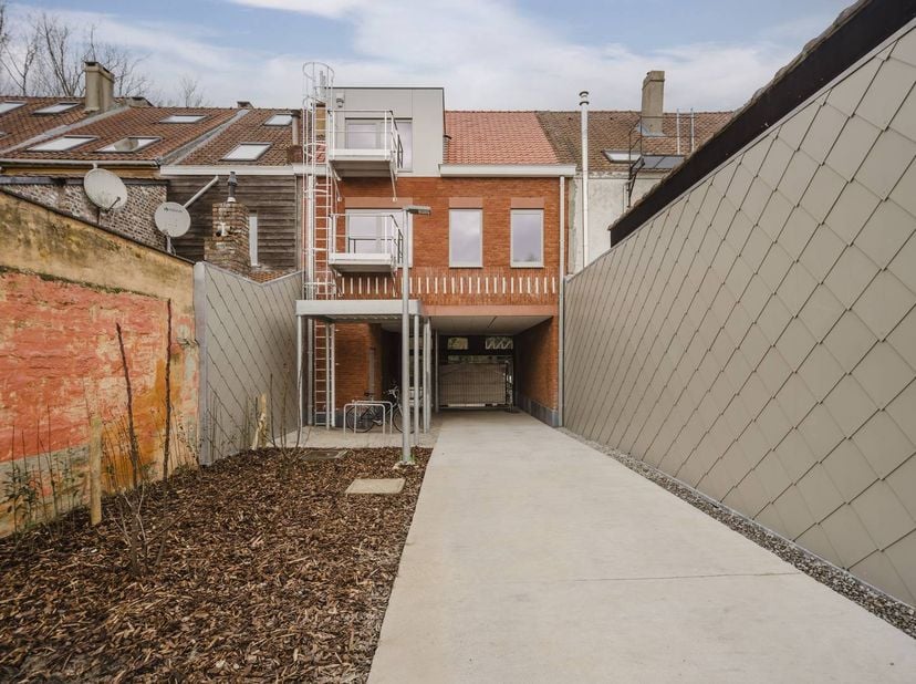 Vous recherchez un immeuble de placement à vendre à Courtrai que vous pouvez gérer entièrement vous-même ? Cet immeuble de placement de nouvelle const