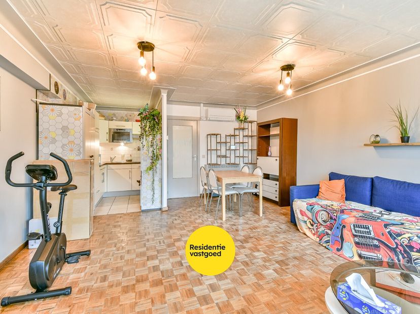 Centraal gelegen bevindt zich dit verzorgd appartement op de tweede verdieping, ideaal als vaste woonst, tweede verblijf of investering. Het apparteme