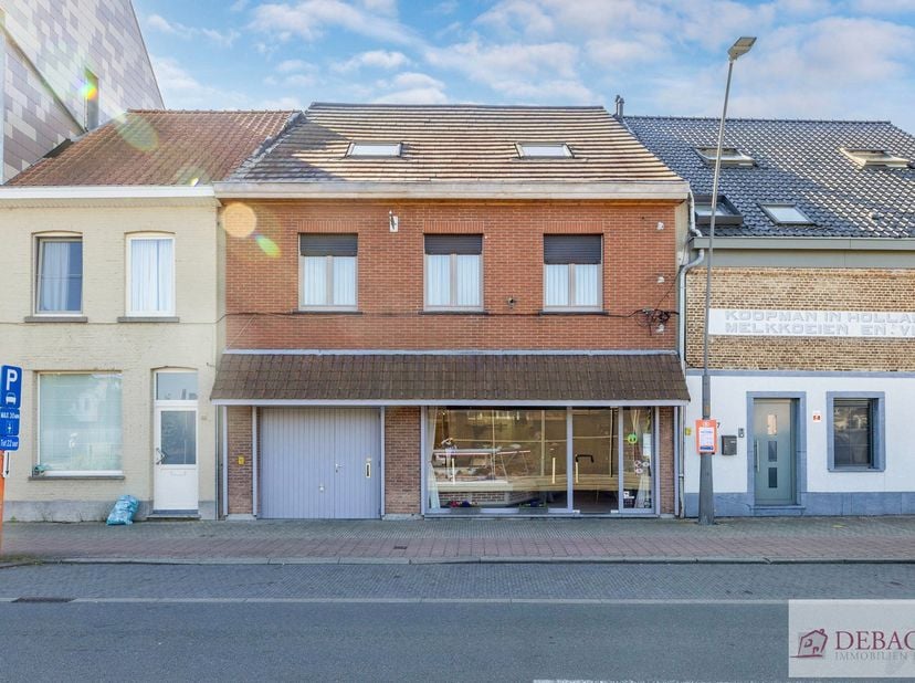 Ruim handelspand op een uitstekende locatie te Berlaar! <br />
Welkom in dit ruim handelspand met een mooie commercieel gelijkvloers en prachtig appar