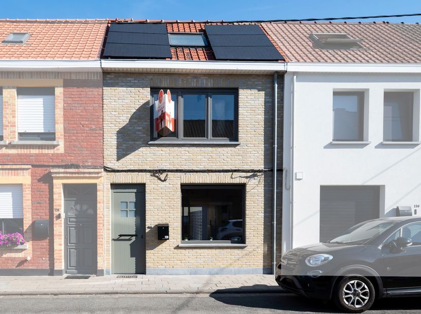 Op zoek naar een instapklare starterswoning of interessante investering? Deze gerenoveerde woning, rustig gelegen in Ons Dorp in Menen, combineert hed