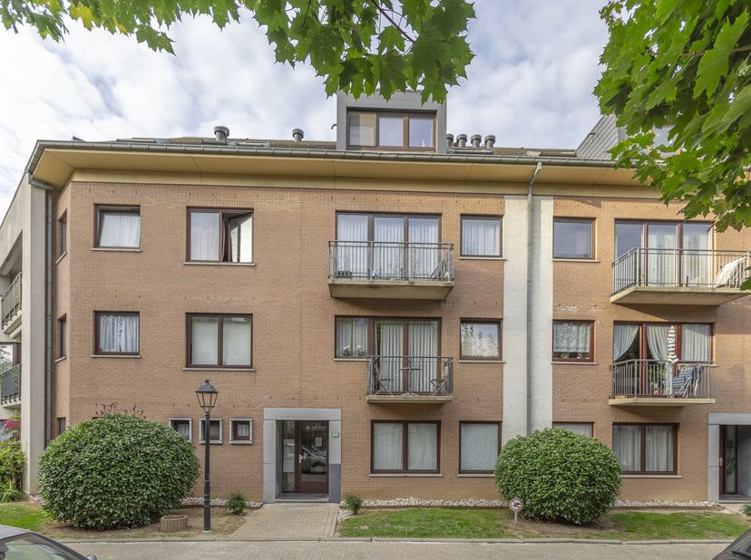 Cet appartement est situé au troisième étage d'une résidence bien entretenue - ascenseur disponible.<br />
<br />
L'appartement se compose d'un hall d