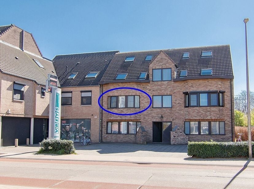 Nabij centrum Lommel bevindt zich dit zeer verzorgd appartement (bouwjaar 1990) met een praktische indeling en aangename buitenruimte. Het appartement