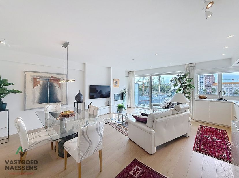 Dit schitterend vernieuwde 2 SLPK appartement is gelegen op de derde verdieping van de residentie "De Ra", de residentie bevindt zich aan de haven van