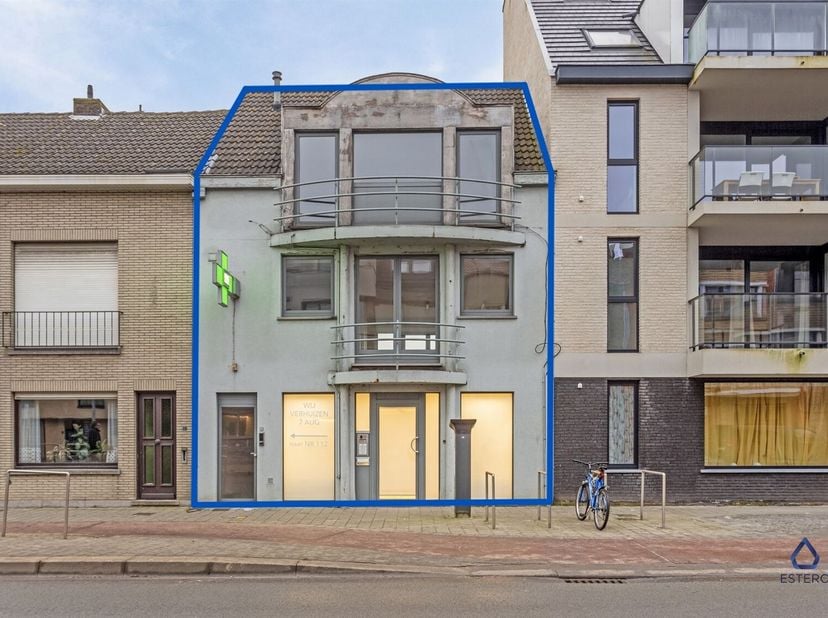 Ruime handelswoning te koop<br />
Deze op te frissen handelswoning biedt heel wat mogelijkheden voor wie wonen en werken wil combineren maar is ook ze