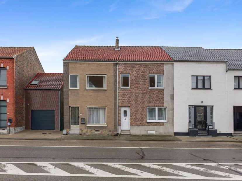 Op zoek naar een ruime woning die je volledig naar eigen smaak kunt inrichten? Deze gesloten bebouwing, gelegen aan de Steenweg 192-194 in Heers, bied