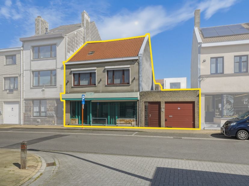 Ontdek deze ruime handelswoning met enorm veel potentieel, ideaal gelegen in Bredene! Deze veelzijdige eigendom combineert wonen en werken op één loca