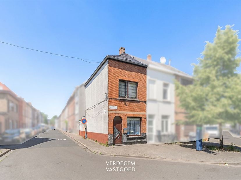 Ligging<br />
Deze woning ligt verscholen op een klein pleintje waar een volwassen boom het straatbeeld bepaalt. <br />
Een plek waar de stad even ver