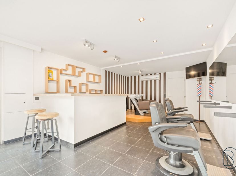 Ce local commercial, prêt à emménager, est situé sur une voie d'accès au centre-ville, garantissant une visibilité optimale !  À l'arrière se trouve u