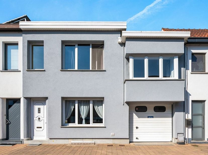 Deze charmante woning is gelegen in de Vaartstraat, op een uitstekende locatie met alle nodige voorzieningen binnen handbereik. Scholen, winkels, spor
