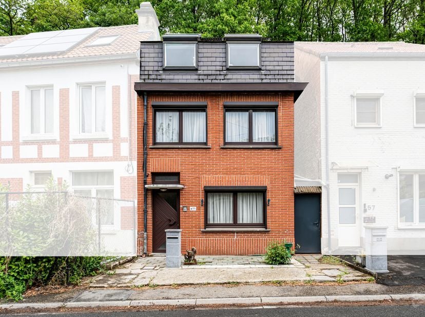 Nous avons le plaisir de vous présenter cette charmante maison en bon état, saine, idéalement située dans un quartier calme à quelques pas du centre d