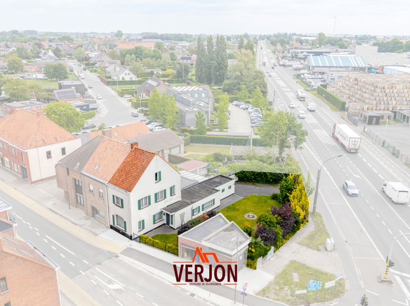 Kijkdag op 30/05/2026 tussen 11 en 12 uur!<br />
<br />
Op een uiterst zichtbare locatie bevindt zich deze charmante woning met verrassend veel ruimte