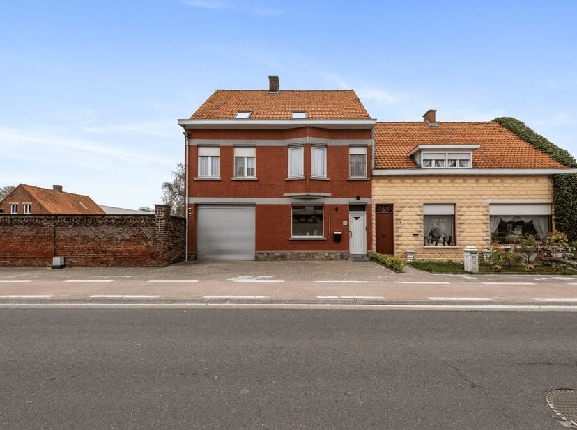 Op zoek naar een veelzijdige woning met tal van mogelijkheden? Deze eigendom biedt een unieke combinatie van ruimte en functionaliteit. Voormalig inge