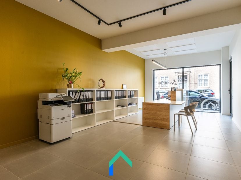 Ligging<br />
Deze commerciële ruimte is gelegen in het bruisende stadscentrum van Nieuwpoort met een uitstekende zichtbaarheid, vlotte bereikbaarheid