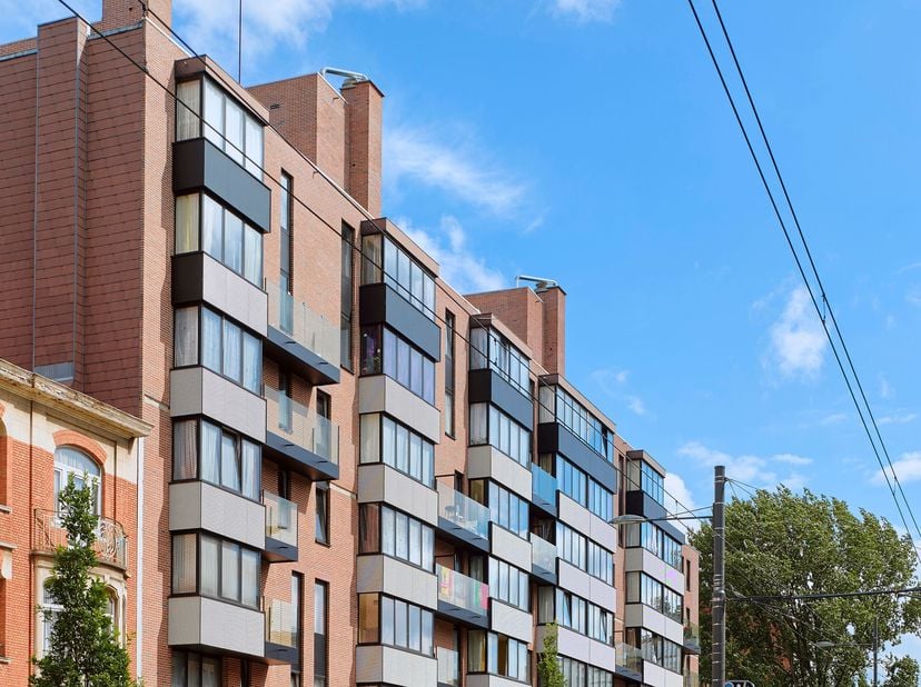 Prachtig appartement in een gerenoveerd gebouw. Indeling: hal, apart toilet, woonkamer, ingerichet keuken, 1 slaapkamer, 1 badkamer met douche, 1 bijk