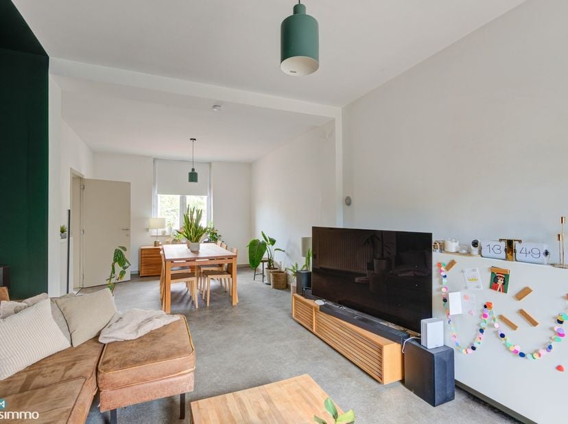 RUIME GEZINSWONING MET 2 SLAAPKAMERS EN VEEL BERGRUIMTE NABIJ HET CENTRUM TE BILZEN<br />
<br />
Deze ruime gezinswoning vinden we terug aan de Maastr