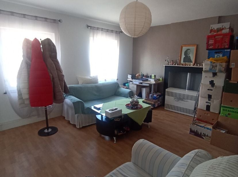 Au deuxième étage, appartement une chambre, proche de toutes les commodités.Composition : séjour, cuisine, 1 chambre et 1 salle de douche.PEB F (475 k