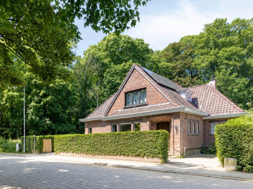 Vrijstaande mid-century cottagewoning met zonnige tuin gelegen in het centrum van Sint-Denijs-Westrem, omgeven door groen.<br />
<br />
Binnenin biedt