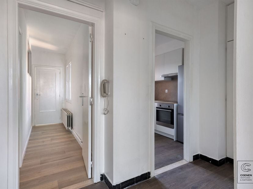 Bij het betreden van dit verzorgde appartement komt u binnen in een aangename inkomhal voorzien van ingemaakte kasten. Vanuit de hal betreden we de vo