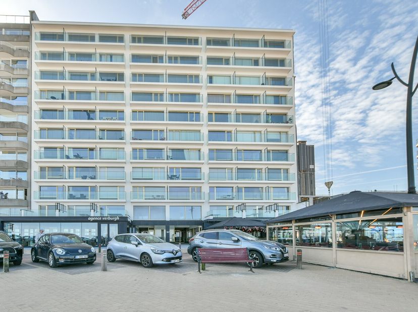 Goed gelegen handelspand met visibiliteit vanop de Zeedijk te Blankenberge! Centraal gelegen in de befaamde winkelgalerij 'Excelsior' rondom tal van a