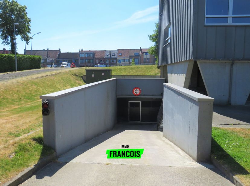 Vous cherchez une place de parking près du Damse Vaart et du centre-ville de Bruges ? Le parking est accessible via un portail automatique, qui peut ê