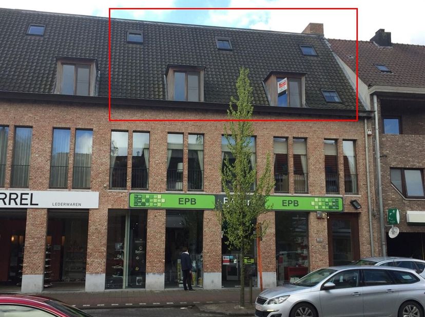Bel appartement au 2ème étage avec 2 chambres<br />
Cet appartement est très bien situé pour ceux qui aiment avoir tout à portée de main.<br />
Il est
