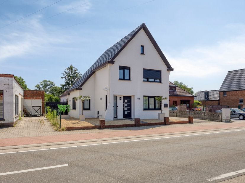 Gelegen in de Posthoornstraat bevindt zich deze gerenoveerde gezinswoning met 3 slaapkamers. Dankzij de centrale ligging zijn winkels, scholen, openba