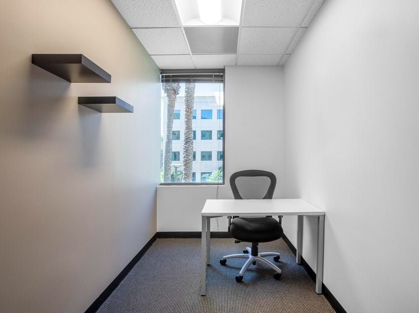 Volledige toegang tot professionele kantoorruimte voor 2 werknemers in Regus The Meadow<br />
<br />
Dit aanbod omvat een eigen kantoorruimte met serv