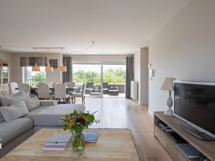 U kan de woning virtueel bekijken en de documenten downloaden op www.irres.be.<br />
Voor bijkomende informatie of een bezoek, contacteer Sven via sve