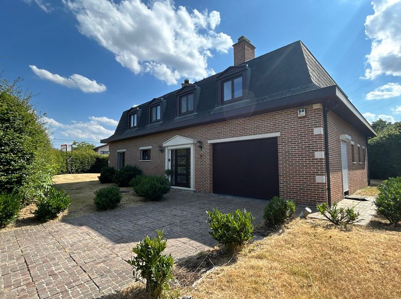 Ruime, vrijstaande woning in Franse villa-stijl, gelegen langsheen een doodlopende straat. De woning beschikt over o.a. 6 slaapkamers, 2 badkamers en