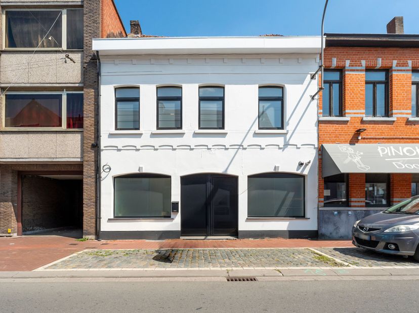 Gerenoveerde woning in Menen te koop !<br />
We betreden deze woning via de inkomhal en komen binnen in de leefruimte. De leefruimte bestaat uit een z