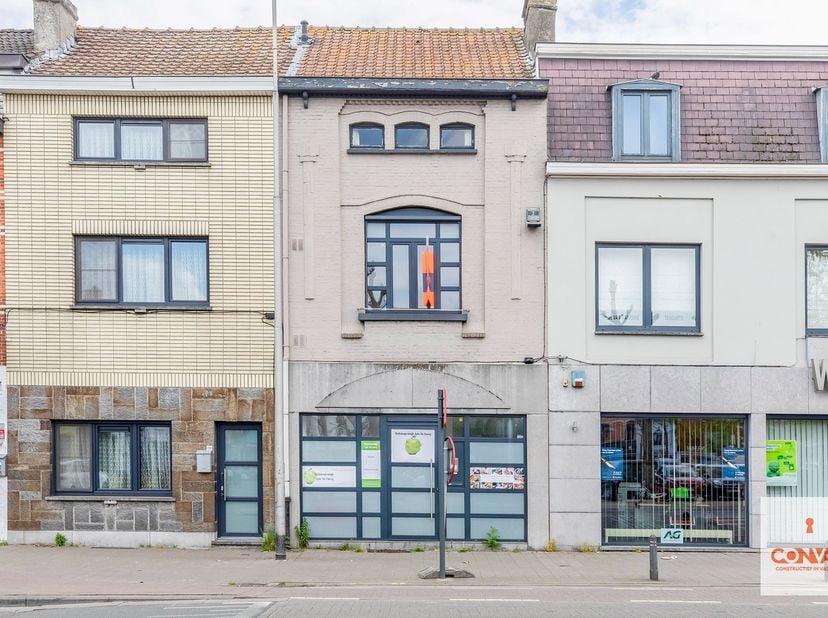 Deze praktijkwoning, nabij het bruisende centrum van Gent, biedt een goede bereikbaarheid via belangrijke invalswegen, lokale handelaars en het openba