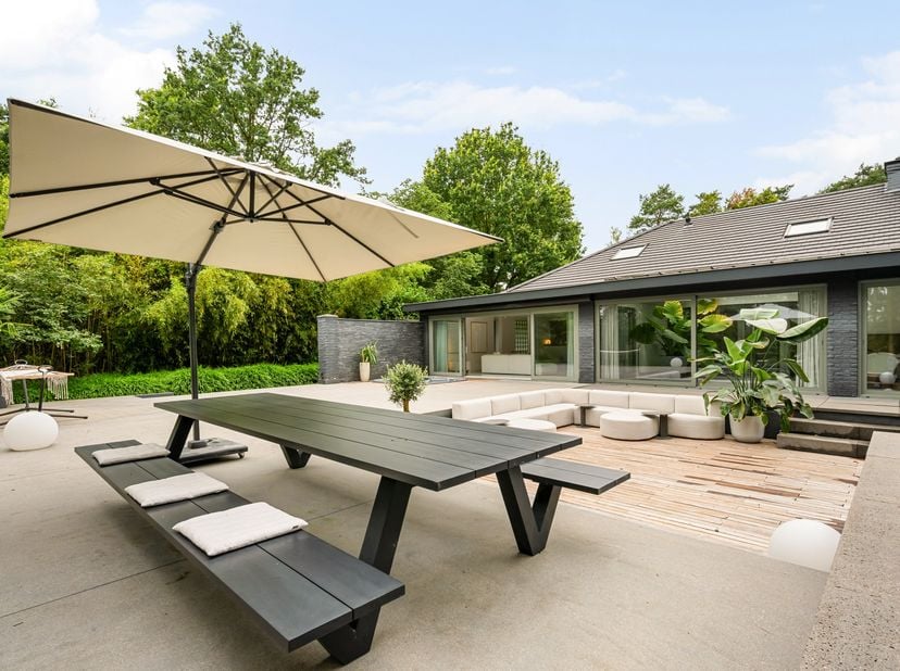 Gelegen in een uitzonderlijk rustige en groene omgeving biedt deze exclusieve villa een unieke combinatie van luxe, comfort en privacy. De woning besc