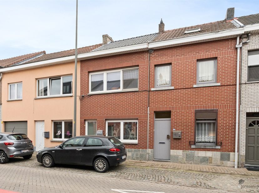 **Charmante maison mitoyenne avec potentiel près du centre ville de Tongres**<br />
<br />
A la recherche d'une maison idéale pour démarrer ou d'un