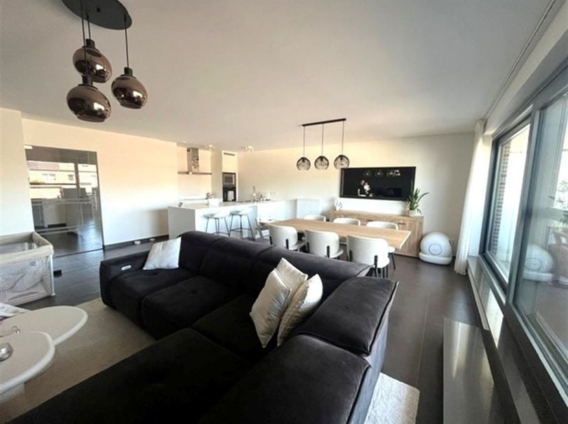 Appartement au premier étage comprenant 2 chambres et une très grande terrasse. <br />
<br />
Situé au centre de Sint-Antonius, à proximité immédiate