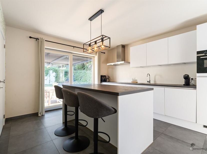 Op zoek naar een recente en energiezuinige gezinswoning met alle comfort? Deze halfopen bebouwing uit 2020 is gelegen op een perceel van 321 m² en com