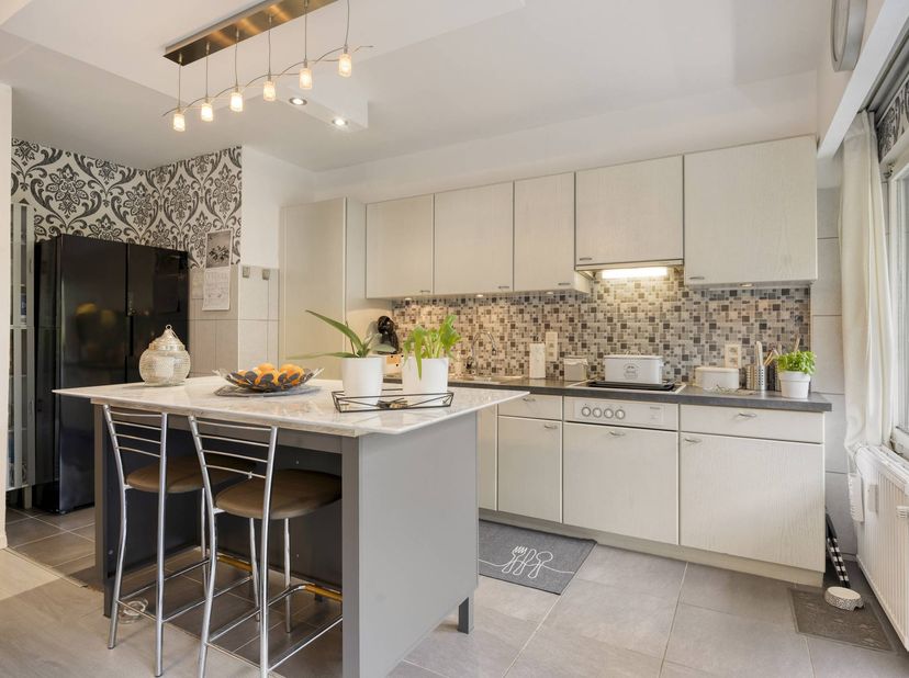 L'appartement situé sur la Nieuwelaan à Strombeek-Bever a la disposition suivante :<br />
<br />
- Hall d'entrée avec placards intégrés<br />
- Espace