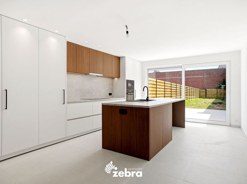 Deze instapklare, gerenoveerde woning bevindt zich op een boogscheut van het centrum van Meulebeke. De woning geniet van een uitstekende bereikbaarhei