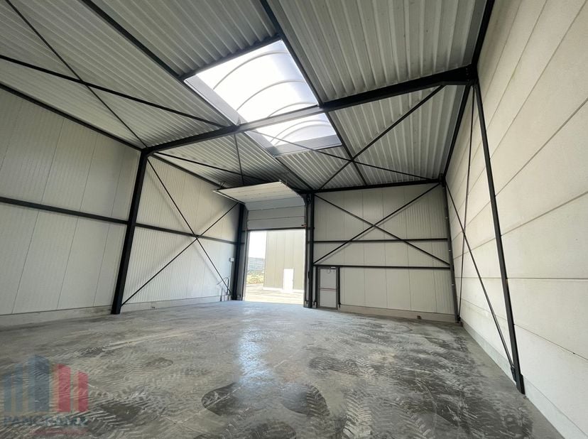 Nieuwbouw KMO-unit met een oppervlakte van +/- 231m² INCLUSIEF privatieve parkeerplaats.&amp;nbsp;<br />
<br />
De casco magazijnruimtes bestaande uit sta