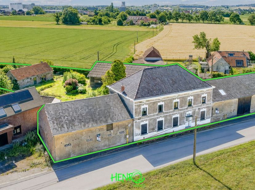 Découvrez cette spacieuse maison d'habitation à rénover offrant 335 m² de surface habitable, implantée sur un magnifique terrain de 27 ares 90 centiar